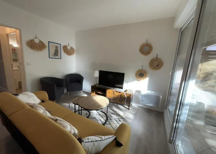 Appartement En Centre Ville Avec Cour Face Au Parc Pasteur