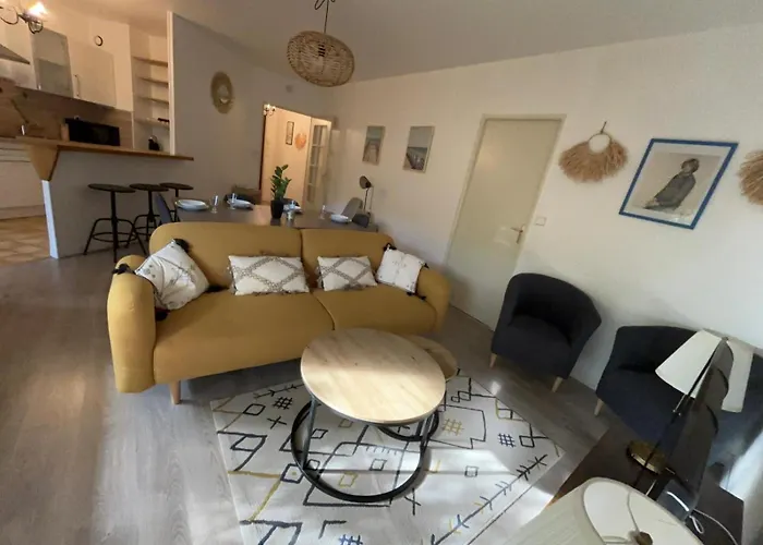 Appartement En Centre Ville Avec Cour Face Au Parc Pasteur