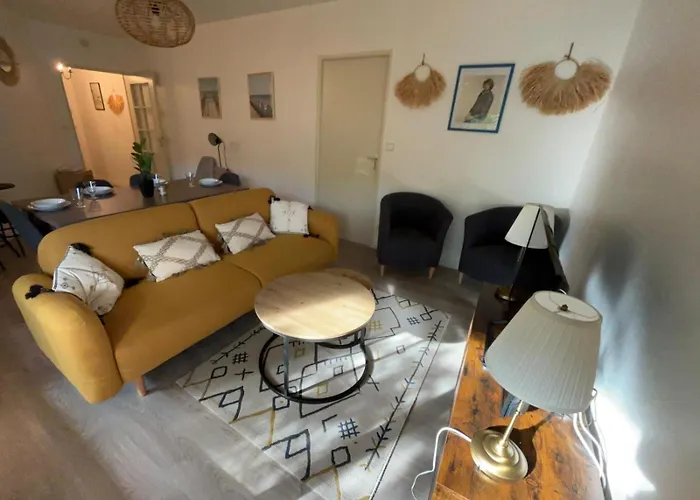 Appartement En Centre Ville Avec Cour Face Au Parc Pasteur